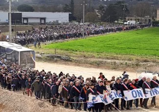 A69 : plusieurs milliers de pro-autoroutes manifestent pour la reprise des travaux