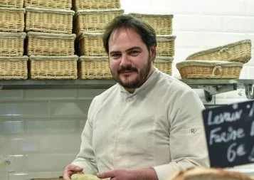 A Toulouse, Benjamin Raissac pétrit le pain à l'ancienne