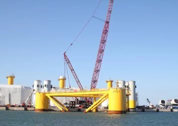 Les éoliennes géantes du projet EFGL en cours d'assemblage à Port-La Nouvelle
