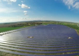 Soleil voilé sur la centrale photovoltaïque de Calmont 