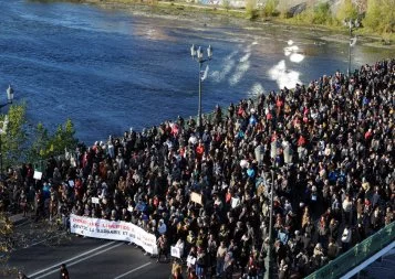 Attentats de Paris. Près de 15.000 Toulousains marchent en silence contre la barbarie