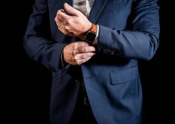 Les bracelets Eternel se montrent en cuir marin