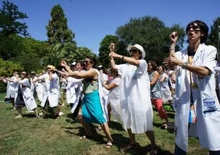 Les blouses-blanches de Sanofi ont manifesté tout l'été