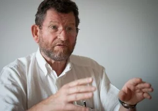 Michel Godet : « On travaille moins pour gagner moins, au lieu de travailler plus pour gagner tous »