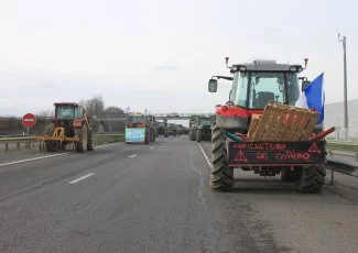 Les agriculteurs en colère tiennent le siège de l'A64