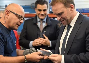 À Toulouse, le ministre de l'Industrie en soutien à la filière aéronautique en tension