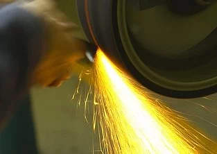 En juillet, une activité industrielle encore un retrait, mais...