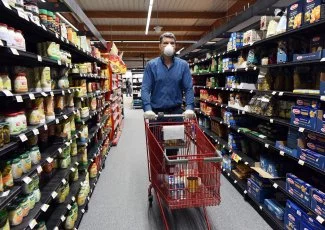 À Garidech, Fabien Pelous fait les courses pour les seniors