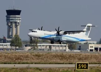 L'avion vert d'ATR fait son show dans le ciel toulousain