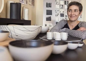 La Toulousaine Stéphanie Dastugue remet la porcelaine à table
