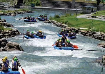 Le stade d'eaux-vives, spot mondial des kayakistes et des amateurs de glisse