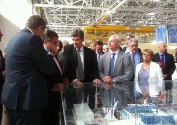A Toulouse, le ministre Arnaud Montebourg célèbre « le champion » Airbus