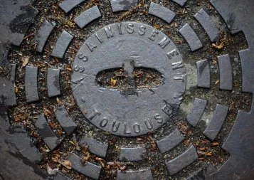 Les vols de plaques d'égouts coûtent cher à Toulouse