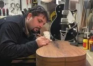 Marsal : Guillaumie l'artisan luthier a la guitare qui le démange