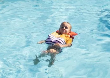 Deux entrepreneurs toulousains créent un tee-shirt anti-noyade pour les enfants