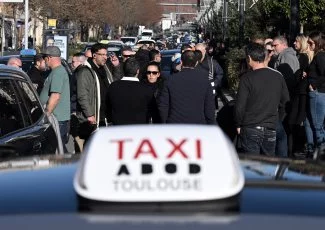 Les taxis à l'arrêt contre l'application du « transport partagé »