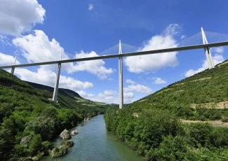 Dix ans après sa création, le viaduc de Millau affiche un bilan en demi-teinte