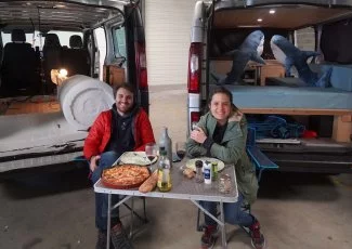 Près de Toulouse, un couple d'entrepreneurs confiné dans son entrepôt de vans