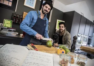 Toulouse. Cuisine ta mère mitonne des vidéos de recettes aux petits oignons pour les étudiants