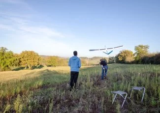 La recherche spatiale au chevet de l'environnement : des drones et lampadaires solaires