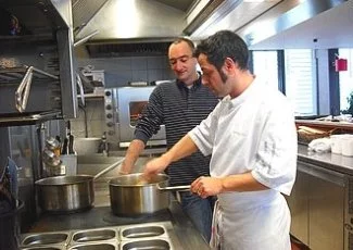 Tables et business : la journée chrono d'un chef entrepreneur